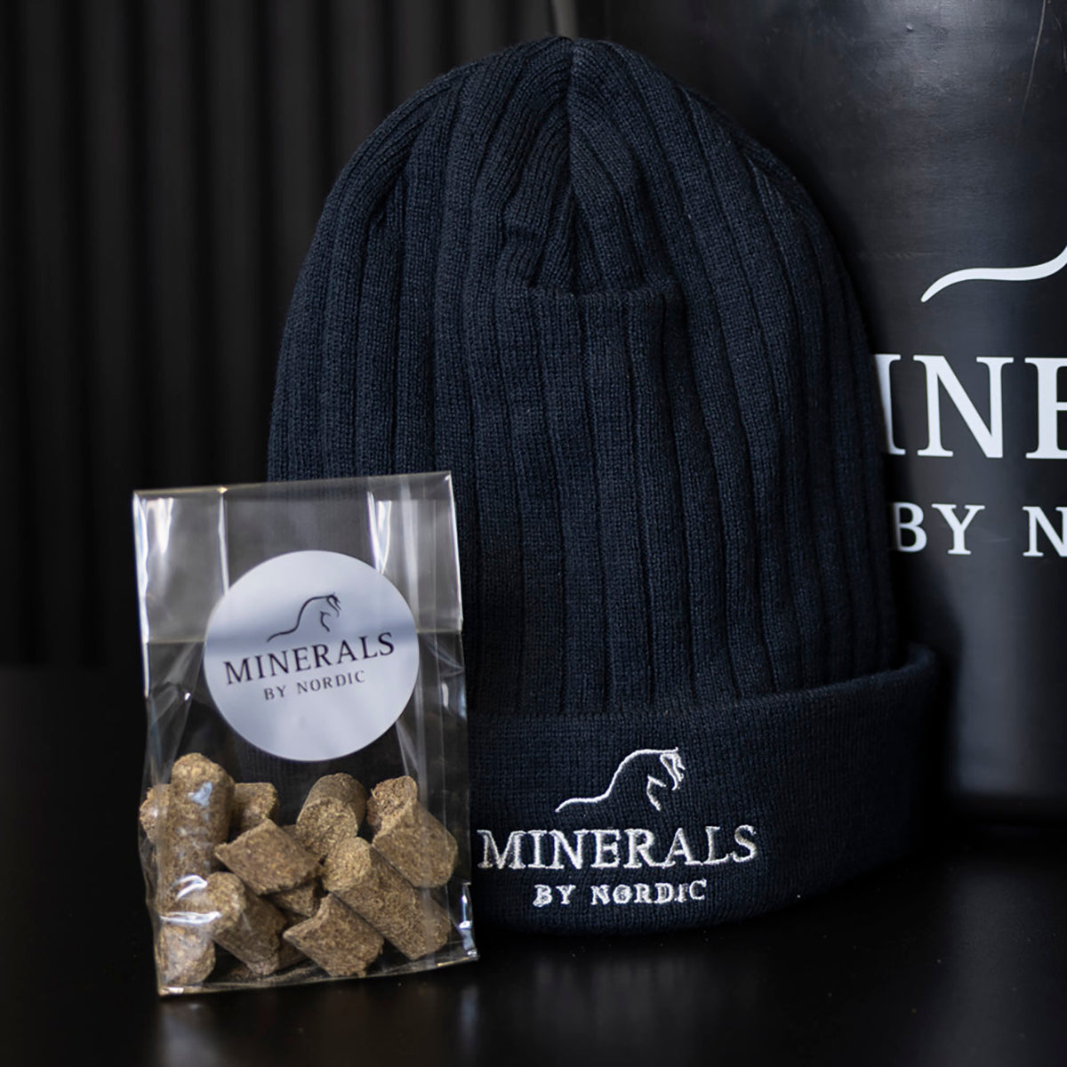Hästgodis prov och Navy mössa Minerals by Nordic